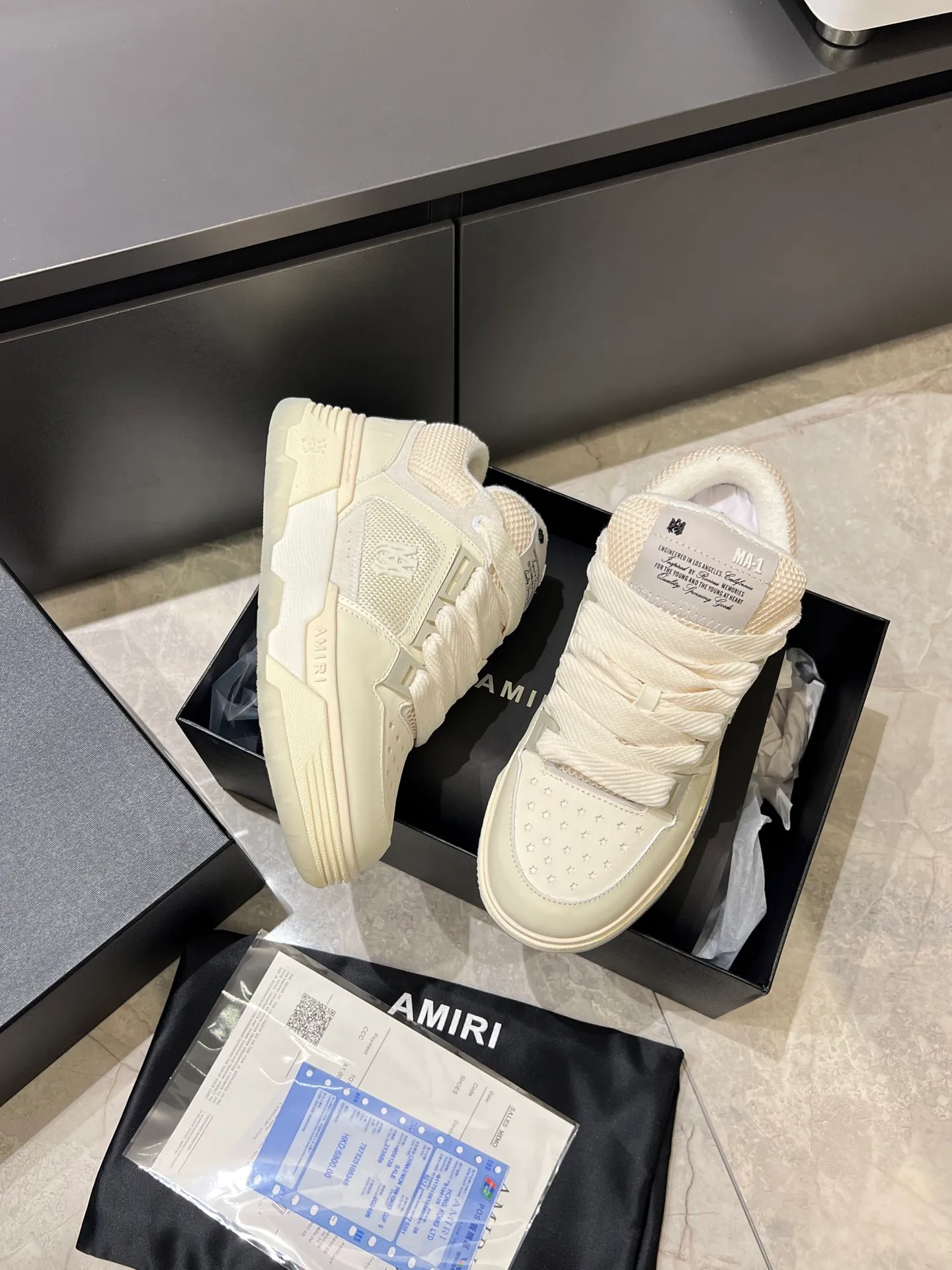 Men's shoes 💰p680 [AMIRI] 2025 spring and summer series new sneakers, new 🆕 bread shoes, bread shoes have a very special big tongue design, thickened outsole, rounded toe, oversized rubber sole and perforated star details, whoever wears them will look better! The appearance is responsible, the feet are retro and handsome! Size: 38-45